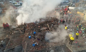 Selçuklu ilçesi Yenişehir Caddesi üzerinde bulunan 4 katlı binanın dün
