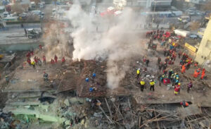 Konya’da 4 katlı bina çöktü… Selçuklu ilçesinde bulunan 4 katli