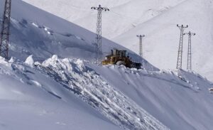 Hakkari’de etkili olan yoğun kar yağışı, yüksek kesimlerdeki askeri üs