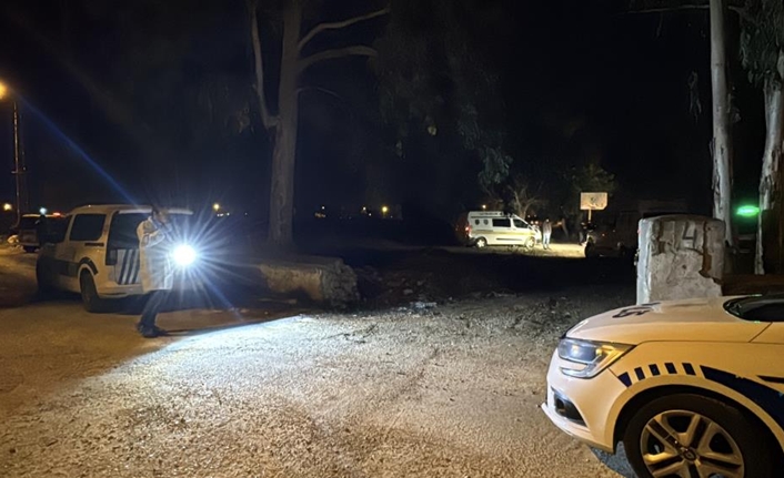 Sarıçam ilçesi Çınarlı Mahallesi’nde, saat 04.00 sıralarında silahlı kavga yaşandı.