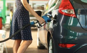 Brent petrolde hareketlilik sürüyor, bu durum akaryakıt fiyatlarını etkiliyor. Vatandaşlar