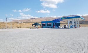 Özalp yolu üzerinde Erçek Mahallesine kadar herhangi bir petrol istasyonunun