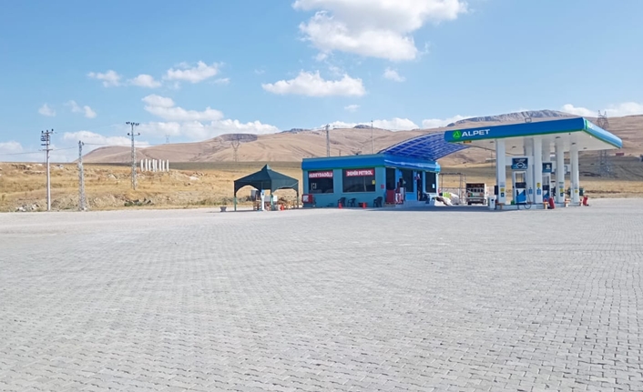 Özalp yolu üzerinde Erçek Mahallesine kadar herhangi bir petrol istasyonunun