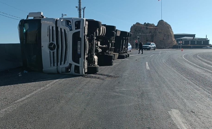 Bitlis’te iki ayrı TIR kazası… Virajı alamayan TIR’ların devrilmesiyle toplam