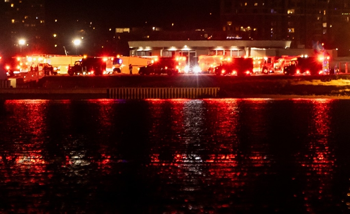 ABD’nin başkenti Washington yakınlarındaki Ronald Reagan Havalimanı civarında 60 yolcu