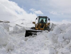 Van kara teslim oldu! Yüzlerce yerleşim yolu ulaşıma kapandı