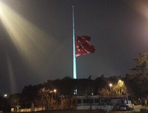 Milli yas sonrası bayraklar yarıya indirildi