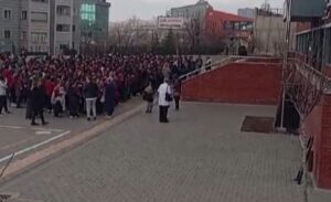 Depremin ardından Yenimahalle’de bulunan OSTİM Şehit Şükrü Öngün Ortaokulu’nda öğrenciler,