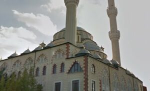 Cuma günü, İslam dininde büyük bir öneme sahiptir ve Müslümanlar