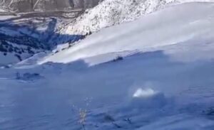 Hakkari ve ilçelerinde etkili olan yoğun kar yağışı, hayatı olumsuz