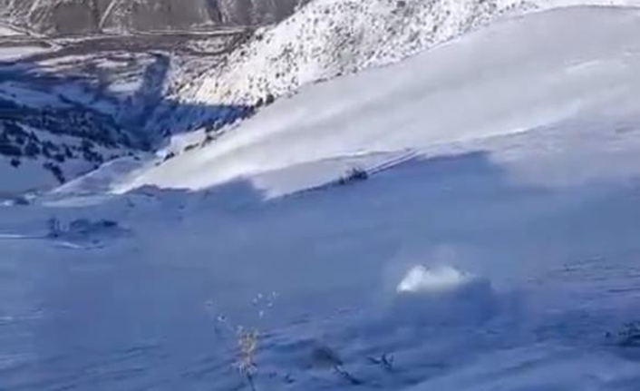 Hakkari ve ilçelerinde etkili olan yoğun kar yağışı, hayatı olumsuz
