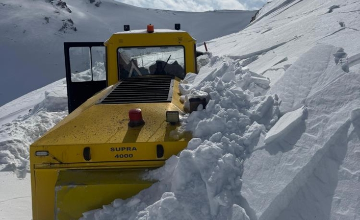 Başkale ilçesine bağlı Sualtı Mahallesi’nde yoğun kar yağışı ve tipi