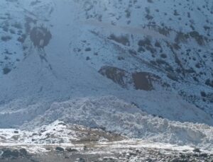 Hakkari’de tonlarca kar yolu kapattı, ekipler seferber oldu