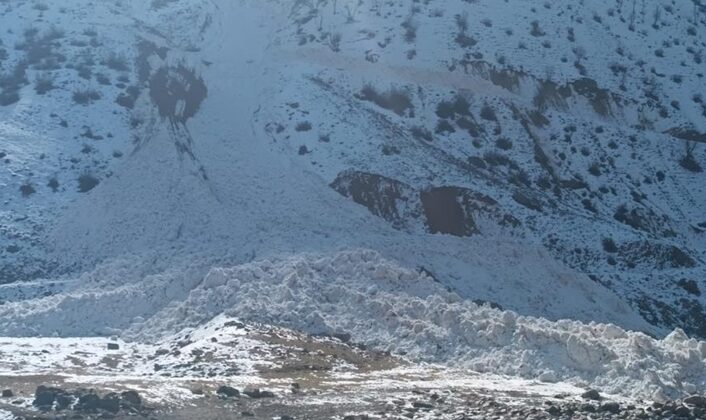Hakkari’de tonlarca kar yolu kapattı, ekipler seferber oldu