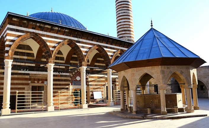 Ramazan ayının başlamasıyla birlikte, sevdiklerine hayırlı Cuma mesajları göndermek isteyenler