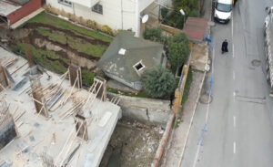 Beylikdüzü ilçesine bağlı Yakuplu Mahallesi’nde dün akşam saatlerinde 4 katlı