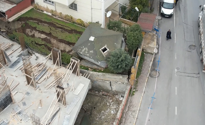 Beylikdüzü ilçesine bağlı Yakuplu Mahallesi’nde dün akşam saatlerinde 4 katlı