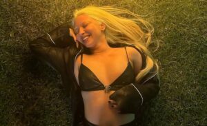 Ünlü şarkıcı Ece Seçkin, kış tatili için Finlandiya’yı tercih etti