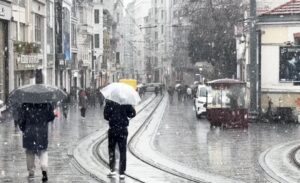 İstanbul’da sabah saatlerinden itibaren etkili olan kar yağışı, birçok ilçede