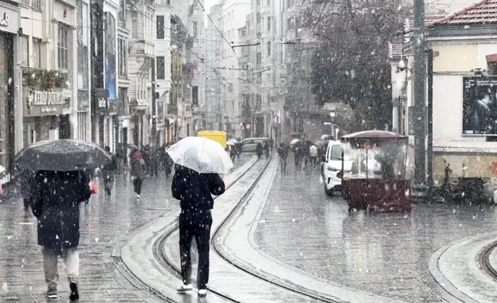İstanbul’da sabah saatlerinden itibaren etkili olan kar yağışı, birçok ilçede