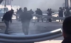 Van Büyükşehir Belediyesi’nin DEM’li Başkanı Abdullah Zeydan görevden uzaklaştırıldı. Yerine