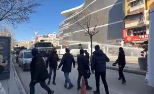 Van Büyükşehir Belediyesi’ne kayyum atanmasının ardından kentte çeşitli protestolar ve