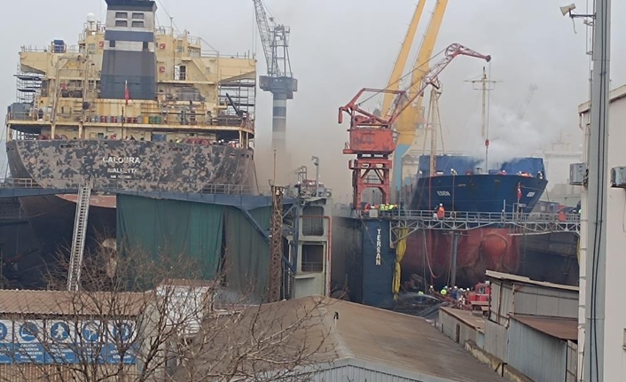 Tuzla Tersanesi’nde sabah saat 10.00 sıralarında büyük bir yangın meydana