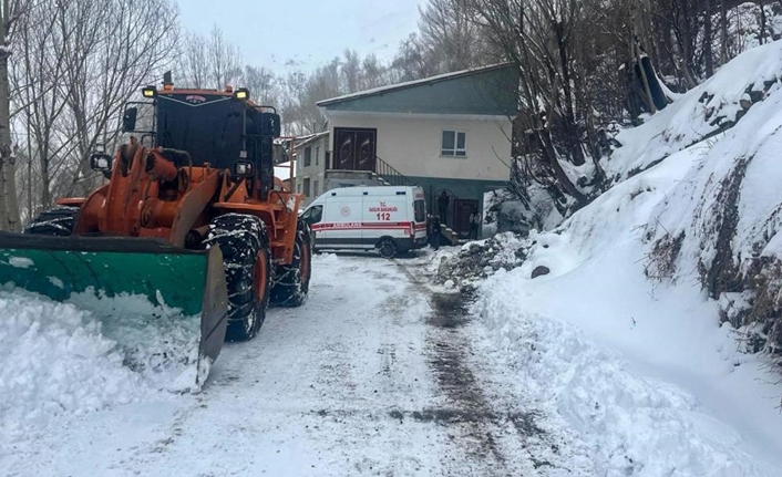 Van’da karla mücadele ekipleri hasta yardımına koştu Van’da etkili olan yoğun kar yağışı, kırsal bölgelerde hayatı olumsuz