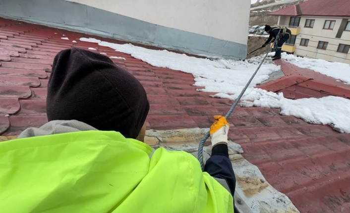 Yüksekova ilçesinde yoğun kar yağışının ardından çatılarda biriken kar kütleleri,
