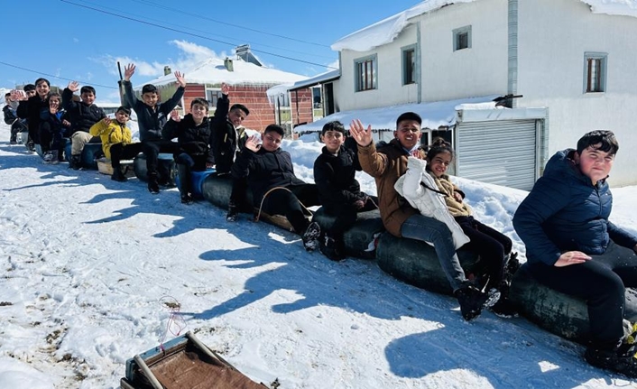 Yüksekova’da etkili olan yoğun kar yağışı, hayatı olumsuz yönde etkilese
