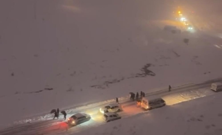 Meteoroloji Genel Müdürlüğü’nün uyarılarının ardından dün gece başlayan yoğun kar