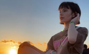 Kızıl Goncalar dizisinde Zeynep karakterine hayat veren genç oyuncu Mina