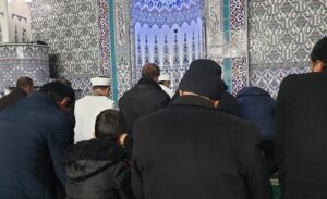 Cuma namazının sünnet ve farzları, öğle namazının sünnet ve farzlarıyla