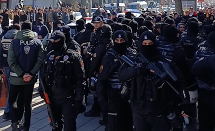 Van Büyükşehir Belediyesi’nin DEM’li Başkanı Abdullah Zeydan görevden uzaklaştırıldı. Yerine