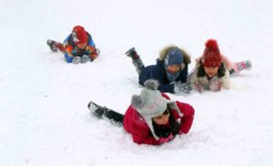 Türkiye genelinde etkili olan kar yağışı, birçok kentte hayatı olumsuz