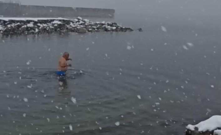 Doğa yürüyüşleri ve dağ tırmanışlarıyla tanınan Nusret Altan, bireysel olarak