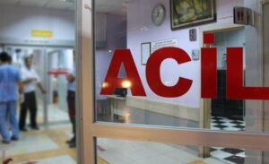 Çiğli ilçesinde bir evin çatısını tamir eden baba ve oğlu,