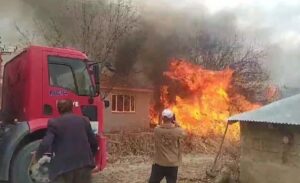 Gürpınar ilçesine bağlı Arkboyu Mahallesi’nde, henüz belirlenemeyen bir nedenle anız