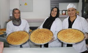 Edremit ilçesinde yaşayan ev hanımı Nazlı Yücel, yaklaşan Ramazan Bayramı