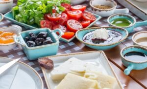 Diyetisyen Funda Budak, Ramazan Bayramı’nda dengeli beslenmenin önemine dikkat çekti.