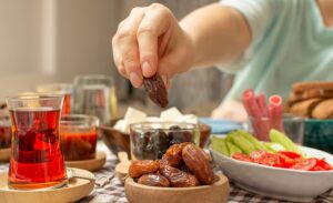 Ramazan ayında uzun süren açlık ve susuzluk sonrası doğru beslenme