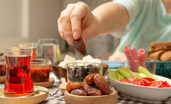 Ramazan ayında uzun süren açlık ve susuzluk sonrası doğru beslenme