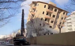 Van’da 2011 yılında meydana gelen yıkıcı deprem sonrası hasar gören