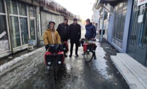 Fransız çift Quentin ve Zo, bisikletleriyle çıktıkları dünya keşfi yolculuğunda