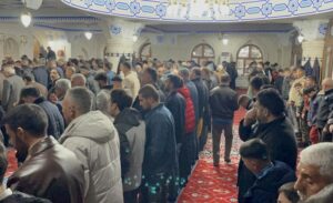 Bitlis, Muş ve Hakkari’de Ramazan Bayramı sabahı vatandaşlar camilere akın