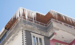 Muş’ta günlerce süren yoğun kar yağışı, yerini dondurucu soğuklara bıraktı.