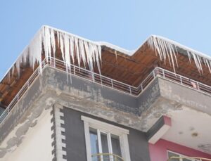 Muş’ta büyük buz sarkıtları tehlike saçıyor