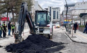 Van Büyükşehir Belediyesi, kent merkezinde havaların ısınmasıyla birlikte yol, altyapı,