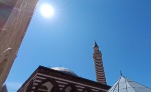 Cuma günü, İslam dininde büyük bir öneme sahiptir. Müslümanlar bu