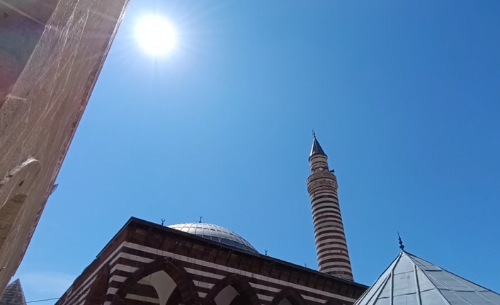 Cuma günü, İslam dininde büyük bir öneme sahiptir. Müslümanlar bu